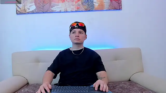 Snapshot of Leoo_Miller chatting on October 23, 8:07 pm Leoo Miller online show from October 23, 8:07 pm