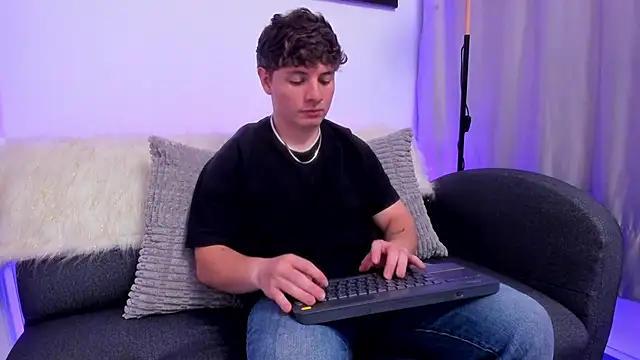 Snapshot of Leoo_Miller chatting on December 3, 3:58 am Leoo Miller online show from December 3, 3:58 am