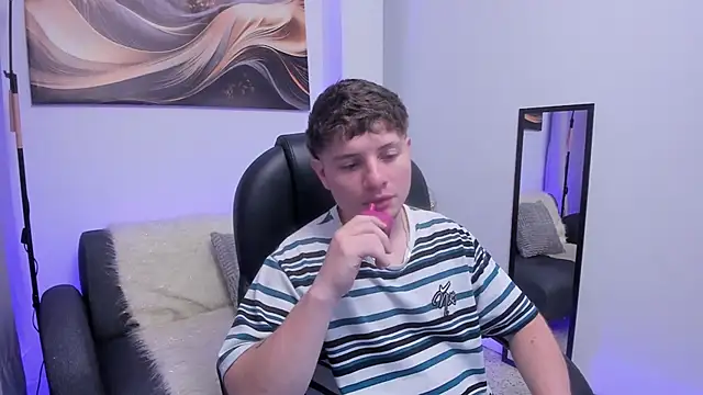 Snapshot of Leoo_Miller chatting on December 17, 7:47 am Leoo Miller online show from December 17, 7:47 am