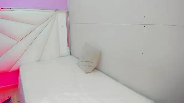 Snapshot of cielooo_ chatting on December 14, 8:57 pm cielooo online show from December 14, 8:57 pm