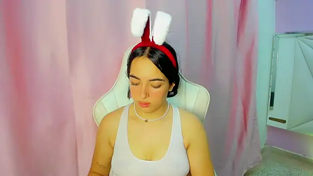 Snapshot of cielooo_ chatting on December 16, 8:25 pm cielooo online show from December 16, 8:25 pm