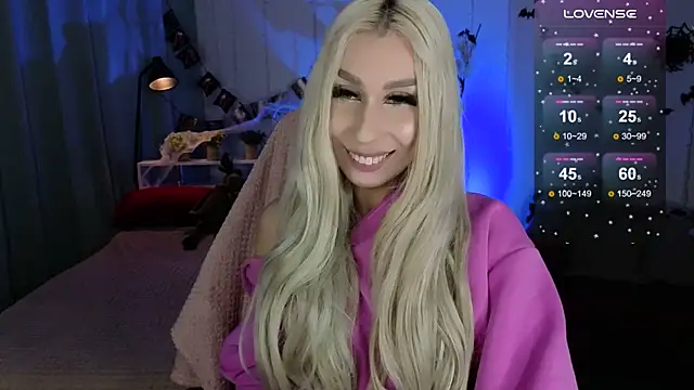 Snapshot of EvelynnLuxe chatting on October 15, 8:31 pm EvelynnLuxe online show from October 15, 8:31 pm