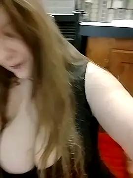 Snapshot of AugustRayn chatting on May 3, 2:50 am AugustRayn online show from May 3, 2:50 am