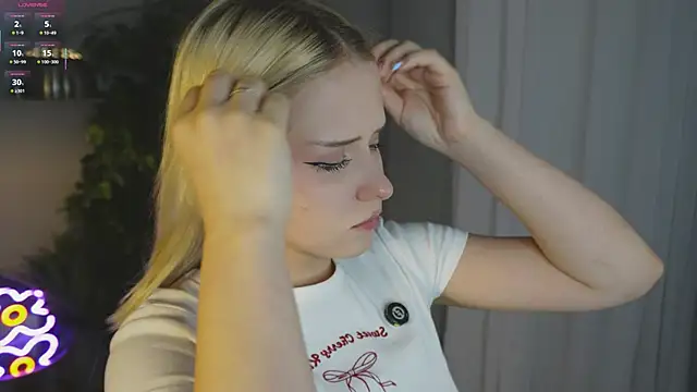 Snapshot of Mol_l_y chatting on October 17, 4:53 pm Mol l y online show from October 17, 4:53 pm