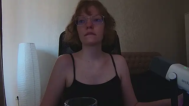 Snapshot of emymayy chatting on August 1, 9:19 am emymayy online show from August 1, 9:19 am