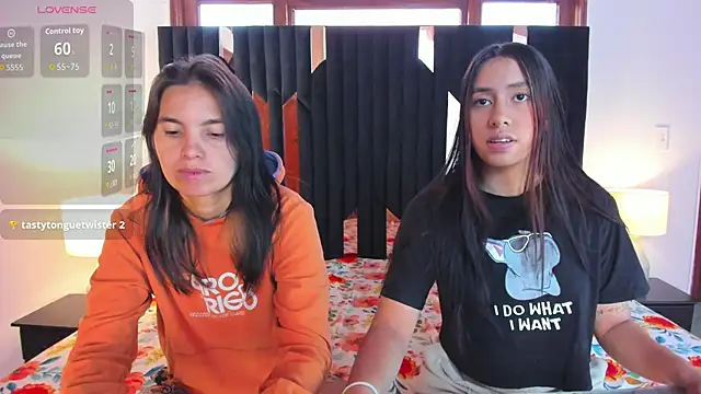 Snapshot of Sofy_and_Mia chatting on October 30, 12:17 pm Sofy and Mia online show from October 30, 12:17 pm