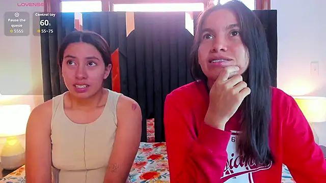 Snapshot of Sofy_and_Mia chatting on December 1, 12:32 pm Sofy and Mia online show from December 1, 12:32 pm