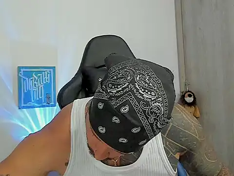 Snapshot of Dave-Max01 chatting on October 6, 5:54 pm Dave-Max01 online show from October 6, 5:54 pm