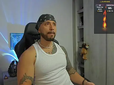 Snapshot of Dave-Max01 chatting on October 10, 11:09 am Dave-Max01 online show from October 10, 11:09 am