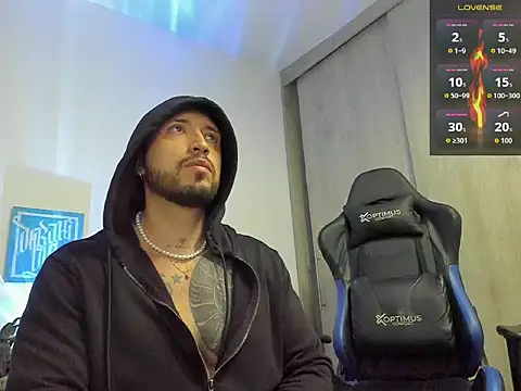 Snapshot of Dave-Max01 chatting on October 12, 2:32 am Dave-Max01 online show from October 12, 2:32 am