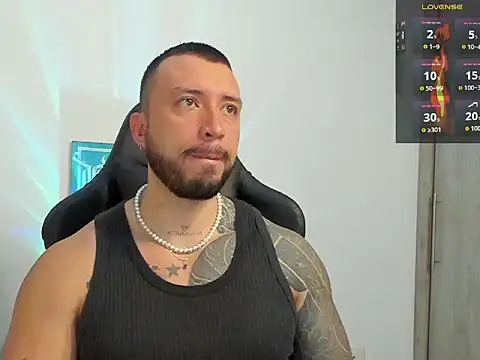 Snapshot of Dave-Max01 chatting on October 17, 10:18 am Dave-Max01 online show from October 17, 10:18 am