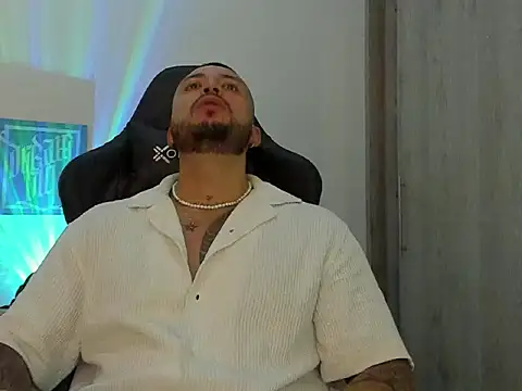 Snapshot of Dave-Max01 chatting on October 31, 12:33 am Dave-Max01 online show from October 31, 12:33 am