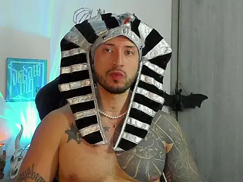 Snapshot of Dave-Max01 chatting on October 31, 11:28 pm Dave-Max01 online show from October 31, 11:28 pm