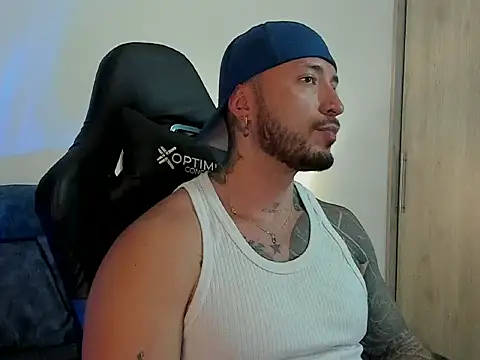 Snapshot of Dave-Max01 chatting on November 4, 12:21 am Dave-Max01 online show from November 4, 12:21 am