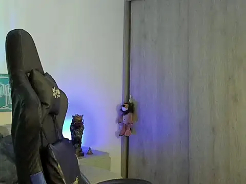 Snapshot of Dave-Max01 chatting on November 7, 3:06 am Dave-Max01 online show from November 7, 3:06 am