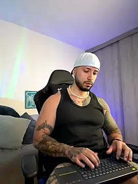 Snapshot of Dave-Max01 chatting on November 10, 9:52 am Dave-Max01 online show from November 10, 9:52 am