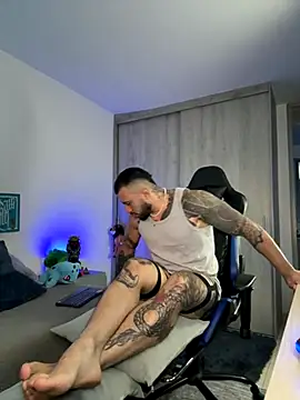 Snapshot of Dave-Max01 chatting on November 21, 10:47 am Dave-Max01 online show from November 21, 10:47 am