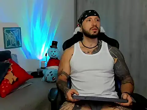 Snapshot of Dave-Max01 chatting on December 3, 10:02 am Dave-Max01 online show from December 3, 10:02 am