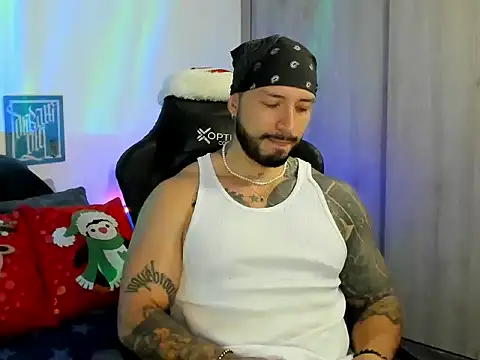 Snapshot of Dave-Max01 chatting on December 19, 12:45 pm Dave-Max01 online show from December 19, 12:45 pm