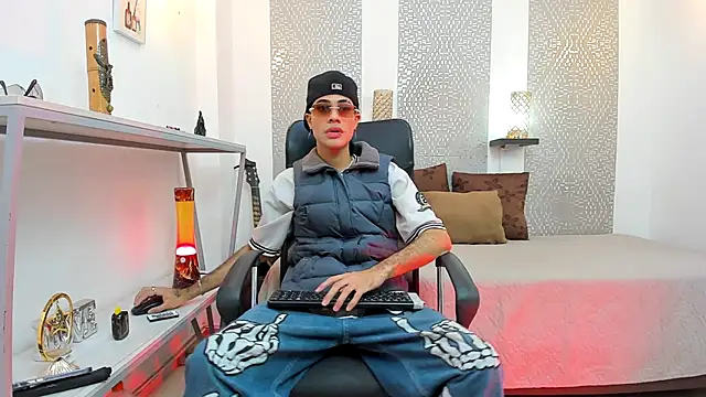 JacobBlackwell  online show from October 12, 7:57 pm