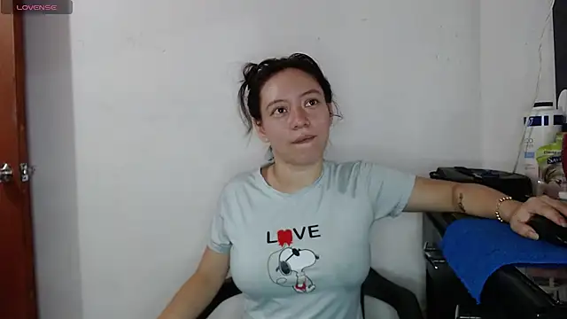 Snapshot of Damara_Rolands- chatting on November 5, 6:19 pm Damara Rolands- online show from November 5, 6:19 pm