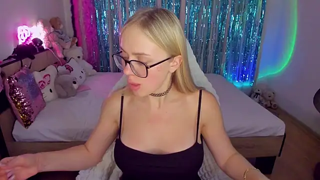 Snapshot of CeaneLino chatting on November 7, 7:03 pm CeaneLino online show from November 7, 7:03 pm