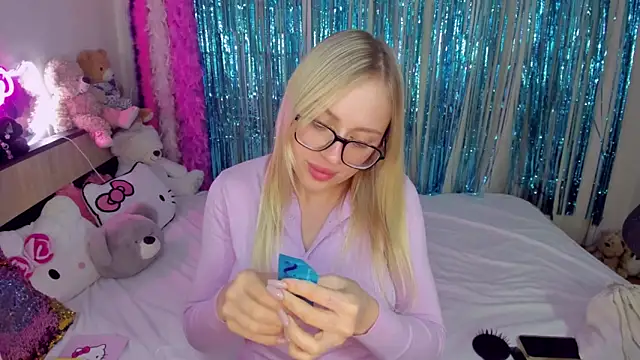 Snapshot of CeaneLino chatting on November 19, 2:33 am CeaneLino online show from November 19, 2:33 am