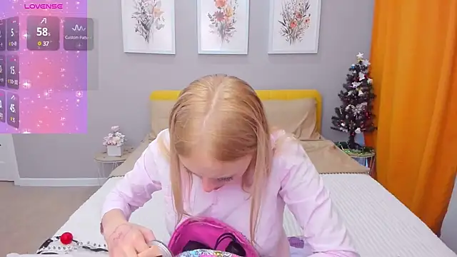 Snapshot of CeaneLino chatting on December 5, 7:50 am CeaneLino online show from December 5, 7:50 am