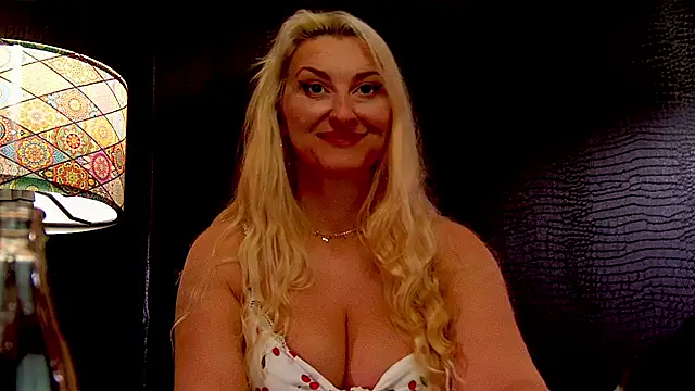 Snapshot of LeticiaReys chatting on December 18, 7:42 pm LeticiaReys online show from December 18, 7:42 pm