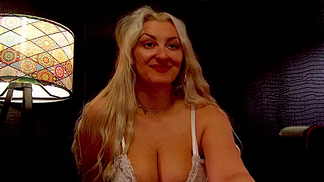 Snapshot of LeticiaReys chatting on February 7, 2:21 pm LeticiaReys online show from February 7, 2:21 pm