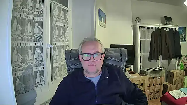 Snapshot of macdut67 chatting on February 17, 2:19 am macdut67 online show from February 17, 2:19 am