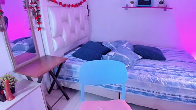 Laaura-Velez online show from November 28, 1:25 pm