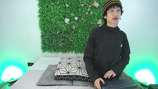 Snapshot of Emo_Boy_ chatting on November 25, 1:00 pm Emo Boy online show from November 25, 1:00 pm