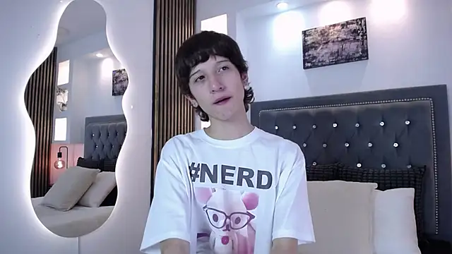 Emo Boy  online show from March 5, 8:05 pm