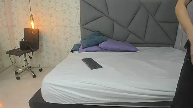 nicollandjhon online show from February 13, 11:50 am