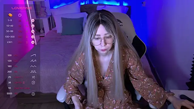 Snapshot of sofiisun chatting on November 19, 2:11 am sofiisun online show from November 19, 2:11 am