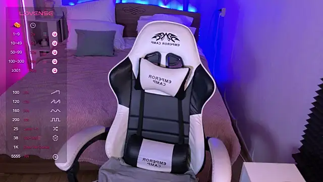 Snapshot of sofiisun chatting on December 1, 2:05 am sofiisun online show from December 1, 2:05 am