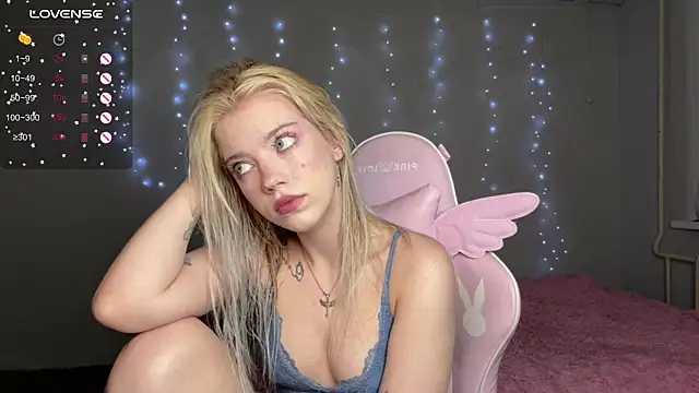 myprettylola online show from March 14, 3:50 pm