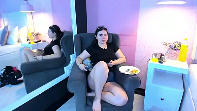 Snapshot of RousseWalker chatting on November 23, 7:35 pm RousseWalker online show from November 23, 7:35 pm