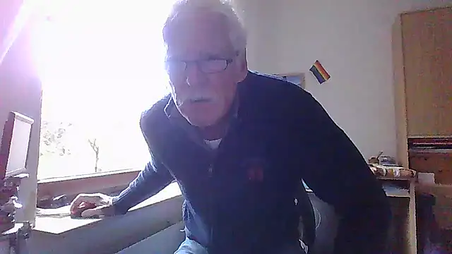 Snapshot of super-snoopy chatting on November 2, 9:00 am super-snoopy online show from November 2, 9:00 am