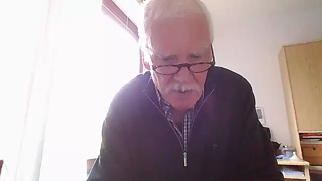 Snapshot of super-snoopy chatting on April 6, 8:48 am super-snoopy online show from April 6, 8:48 am