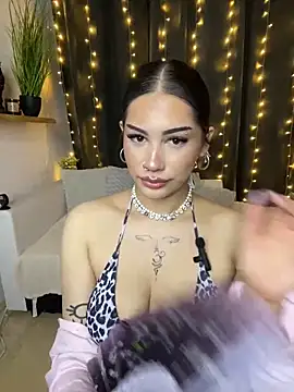 LoraShines online show from June 11, 5:55 pm