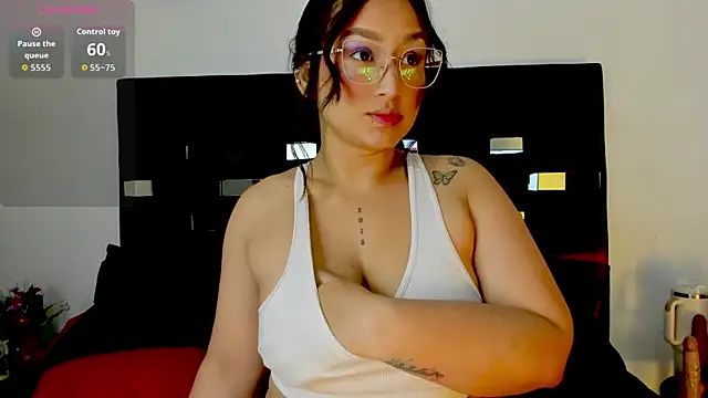 Snapshot of SussySunny_ chatting on October 20, 2:01 am SussySunny online show from October 20, 2:01 am