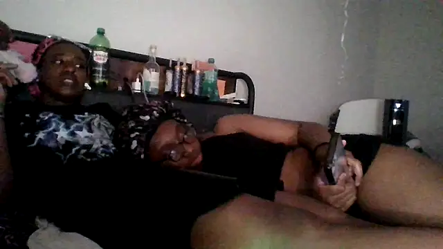 Snapshot of dezzidavill chatting on May 17, 1:03 am dezzidavill online show from May 17, 1:03 am