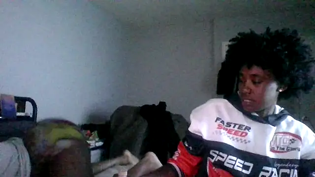 Snapshot of dezzidavill chatting on May 23, 11:53 pm dezzidavill online show from May 23, 11:53 pm