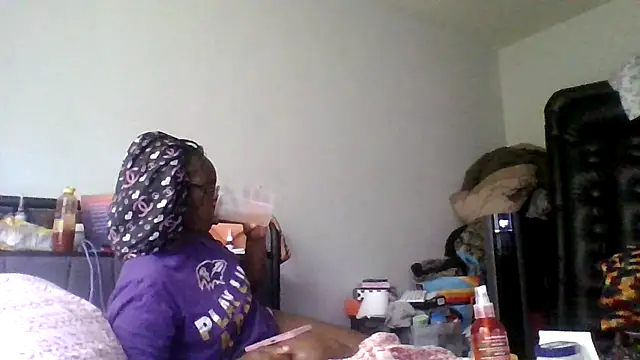Snapshot of dezzidavill chatting on June 6, 5:17 pm dezzidavill online show from June 6, 5:17 pm