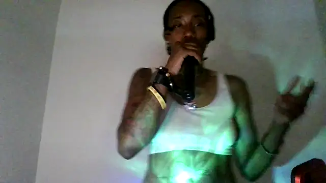 Snapshot of dezzidavill chatting on June 22, 7:00 pm dezzidavill online show from June 22, 7:00 pm