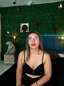 Kiaraa88 online show from April 13, 8:25 pm
