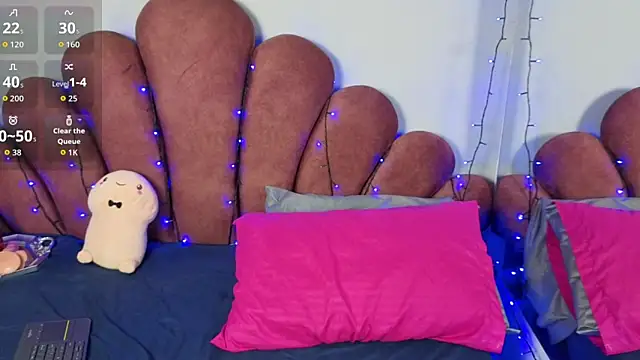 CHIARAJJONES online show from January 14, 1:06 pm