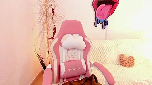 Snapshot of EmmaMyers1 chatting on October 24, 11:01 pm EmmaMyers1 online show from October 24, 11:01 pm